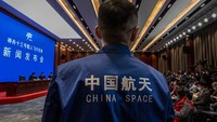 JIUQUAN, CHINA - OCTOBER 14: A worker from China Manned Space Agency watches at the spokespersons press conference on October 14, 2021 at the Jiuquan Satellite Launch Center in Jiuquan, China. The crew of the Shenzhou-13 spacecraft will be carried by a Long March-2F rocket, set to launch to the space station China is building, from the Gobi Desert on October 16 and will stay for six months, the standard for all future missions. It is the second crewed launch this year. (Photo by Kevin Frayer/Getty Images)