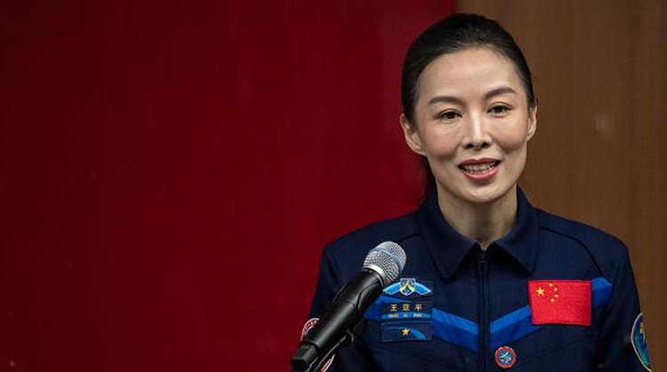 3 Astronot China Siap Tinggal 6 Bulan di Luar Angkasa JIUQUAN, CHINA - OCTOBER 14: A worker from China Manned Space Agency watches at the spokespersons press conference on October 14, 2021 at the Jiuquan Satellite Launch Center in Jiuquan, China. The crew of the Shenzhou-13 spacecraft will be carried by a Long March-2F rocket, set to launch to the space station China is building, from the Gobi Desert on October 16 and will stay for six months, the standard for all future missions. It is the second crewed launch this year. (Photo by Kevin Frayer/Getty Images)