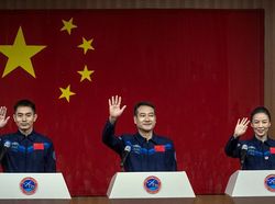 3 Astronaut China Siap Tinggal 6 Bulan di Luar Angkasa