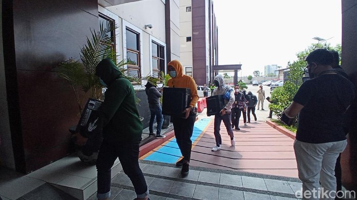 Puluhan debt collector pinjol ilegal diamankan Polda Jabar. Mereka yang diamankan dibawa dari Sleman ke Bandung.
