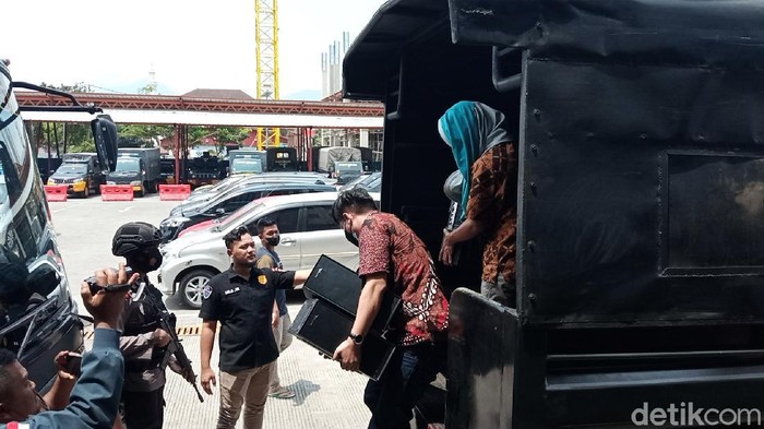 83 Debt Collector Pinjol Ilegal Sleman Tiba di Mapolda Jabar Puluhan debt collector pinjol ilegal diamankan Polda Jabar. Mereka yang diamankan dibawa dari Sleman ke Bandung.