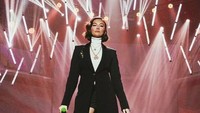 Sedangkan Agnez Mo lebih memilih melakukan peregangan ringan di backstage. Foto: Instagram Agnez Mo