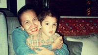 Al Ghazali saat dipangku oleh Christine Hakim Foto: Instagram Al Ghazali