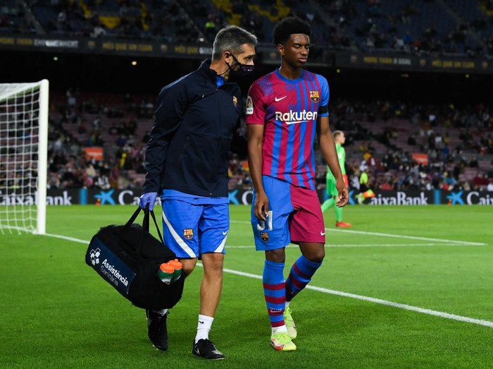 BARCELONA, SPAIN - SEPTEMBER 20: Alejandro Balde of FC Barcelona leaves injured the pitch during the La Liga Santander match between FC Barcelona and Granada CF at Camp Nou on September 20, 2021 in Barcelona, Spain. (Photo by David Ramos/Getty Images)