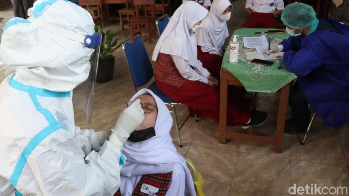 30 orang siswa dan 3 orang guru SDN 15 Kresna, Cicendo, Kota Bandung menjalani tes PCR. Hal ini dilakukan untuk mengantisipasi penyebaran COVID-19 di lingkungan sekolah atau klaster COVID-19 di lingkungan sekolah.