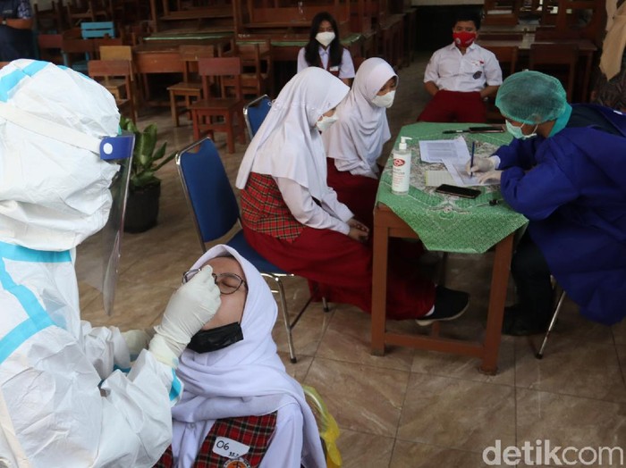 30 orang siswa dan 3 orang guru SDN 15 Kresna, Cicendo, Kota Bandung menjalani tes PCR. Hal ini dilakukan untuk mengantisipasi penyebaran COVID-19 di lingkungan sekolah atau klaster COVID-19 di lingkungan sekolah.