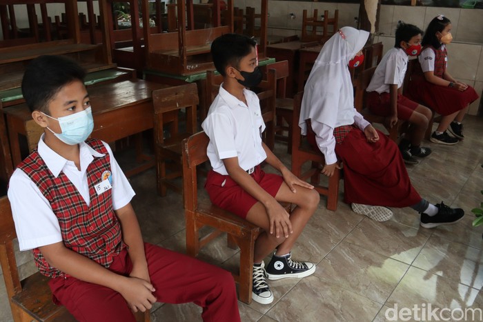 30 orang siswa dan 3 orang guru SDN 15 Kresna, Cicendo, Kota Bandung menjalani tes PCR. Hal ini dilakukan untuk mengantisipasi penyebaran COVID-19 di lingkungan sekolah atau klaster COVID-19 di lingkungan sekolah.