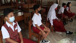 Puluhan siswa berserta guru SDN 15 Kresna, Cicendo, Kota Bandung menjalani tes PCR. Hal ini untuk mengantisipasi adanya klaster COVID-19 di lingkungan sekolah.