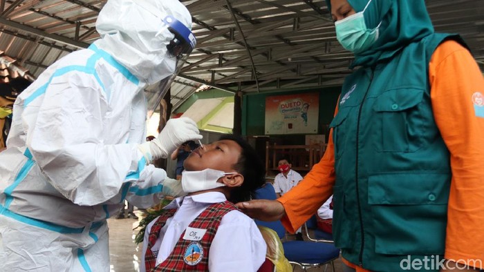 30 orang siswa dan 3 orang guru SDN 15 Kresna, Cicendo, Kota Bandung menjalani tes PCR. Hal ini dilakukan untuk mengantisipasi penyebaran COVID-19 di lingkungan sekolah atau klaster COVID-19 di lingkungan sekolah.
