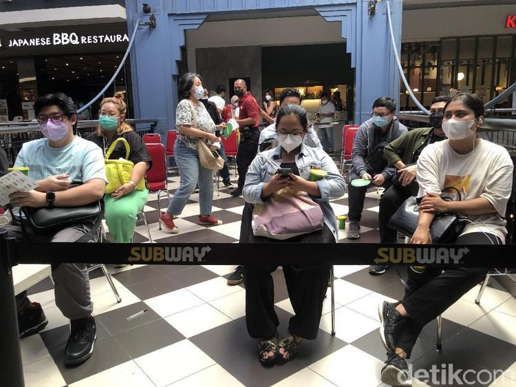 Ambil Risiko Berkerumun Demi Roti Isi Subway, Nggak Takut Varian Delta?