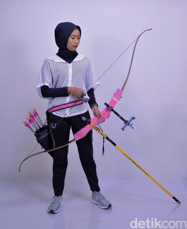 Pekan Olahraga Nasional XX, disingkat PON XX atau PON Papua 2021 adalah ajang olahraga nasional yang diselenggarakan di Papua pada 2 Oktober hingga 15 Oktober 2021. Atlet berhijab yang meraih medali emas di ajang tersebut salah satunya adalah Bunga Arbela. Tak tanggung-tanggung Bella meraih tiga medali emas di cabang olahraga panahan dengan nomor aduan individu putri, beregu putri, dan aduan beregu mixtim. Anak pertama dari dua orang bersaudara ini merupakan atlet panahan putri Kabupaten Malang yang bergabung bersama tim panahan Jawa Timur. Foto: Dok. pribadi Bunga Arbela.