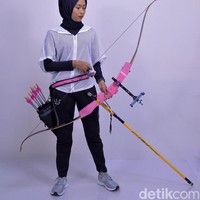 Pekan Olahraga Nasional XX, disingkat PON XX atau PON Papua 2021 adalah ajang olahraga nasional yang diselenggarakan di Papua pada 2 Oktober hingga 15 Oktober 2021. Atlet berhijab yang meraih medali emas di ajang tersebut salah satunya adalah Bunga Arbela. Tak tanggung-tanggung Bella meraih tiga medali emas di cabang olahraga panahan dengan nomor aduan individu putri, beregu putri, dan aduan beregu mixtim. Anak pertama dari dua orang bersaudara ini merupakan atlet panahan putri Kabupaten Malang yang bergabung bersama tim panahan Jawa Timur. Foto: Dok. pribadi Bunga Arbela.