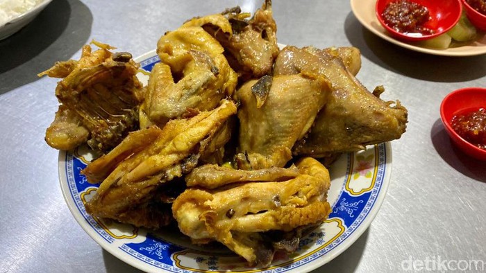 Terkena Dampak COVID-19, Ayam Goreng Pak Supar yang Melegenda di Semarang Alami Penurunan 50%