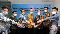 Direktur Utama PT Bank JTrust Indonesia Tbk. (J Trust Bank) Ritsuo Fukadai (tengah) bertumpu tangan dengan jajaran direksi baru dan lama usai  Rapat Umum Pemegang Saham Luar Biasa J Trust Bank di Jakarta, Jumat (15/10/2021). 