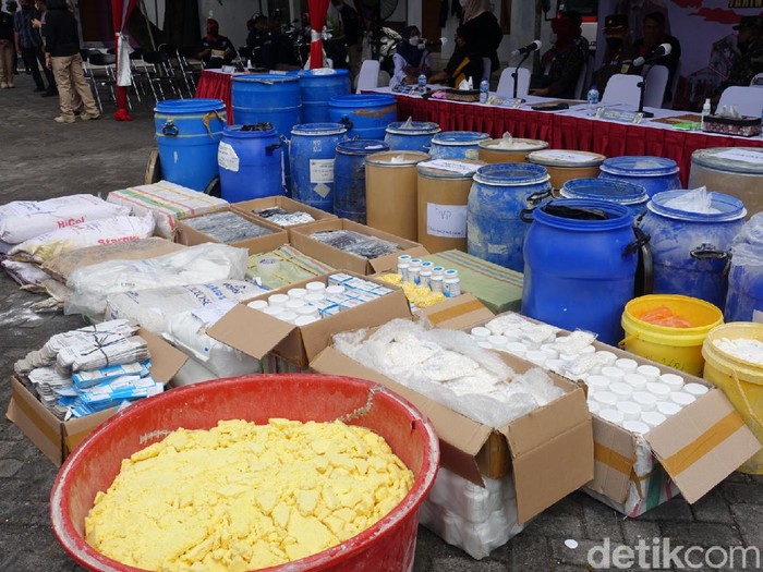 Barang bukti obat keras ilegal dan bahan bakunya dimusnahkan di Polda DIY, Sleman, Jumat (15/3/2021).