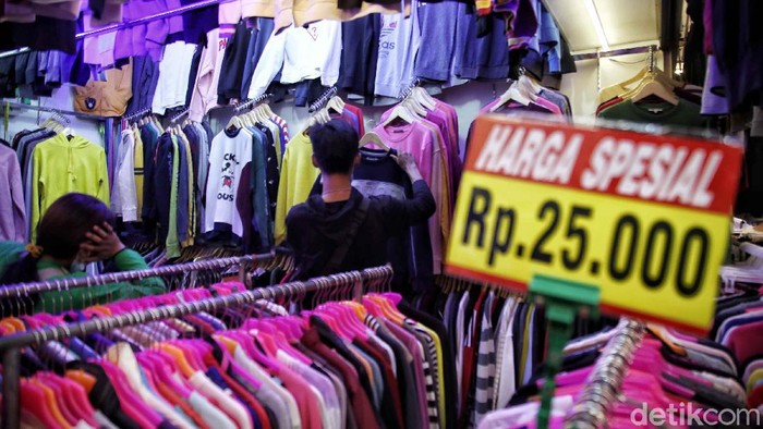 Pandemi COVID-19 yang berkepanjangan membuat warga mengerem berbelanja pakaian baru. Mereka memilih beli pakaian bekas seperti terlihat di kawasan Pasar Senen, Jakpus, Kamis (14/10).