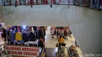 Pandemi COVID-19 yang berkepanjangan membuat warga memilih berbelanja pakaian bekas impor di pasar tersebut.