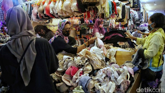 Belanja Baju Bekas Jadi Primadona di Masa Pandemi COVID-19 Pandemi COVID-19 yang berkepanjangan membuat warga mengerem berbelanja pakaian baru. Mereka memilih beli pakaian bekas seperti terlihat di kawasan Pasar Senen, Jakpus, Kamis (14/10).