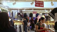 Di Pasar Senen ini penjualan pakaian bekas telah ada sejak dahulu.