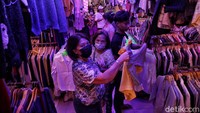Biasanya warga berburu pakaian bekas untuk mencari pakaian impor dan branded dengan harga lebih murah.