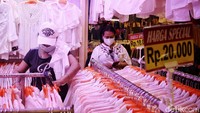 Menurut salah satu pedagang di tengah pandemi COVID-19 penjualan pakaian bekas sempat tersendat.