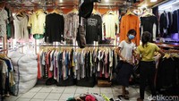 Harga pakaian bekas mulai dari Rp 20.000-Rp 50.000.