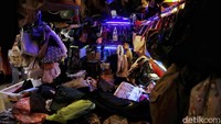 Untuk warga yang ingin berbelanja disana harus pandai menawar dan memilih.
