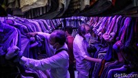 Sejumlah warga berbelanja pakaian bekas di kawasan Pasar Senen, Jakarta Pusat, Kamis (14/10/2021).