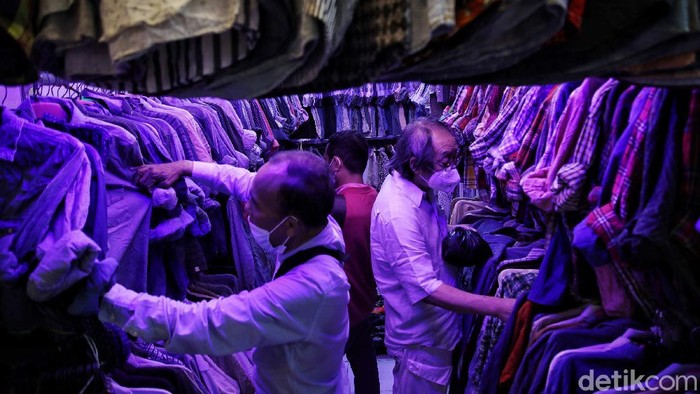 Pandemi COVID-19 yang berkepanjangan membuat warga mengerem berbelanja pakaian baru. Mereka memilih beli pakaian bekas seperti terlihat di kawasan Pasar Senen, Jakpus, Kamis (14/10).