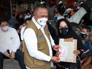 BNPB Bagikan 1.000 Masker ke Pelaku UMKM dan PKL di Kota Mataram