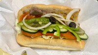 Ada juga sandwich Steak & Cheese yang sayang dilewatkan. Sandwich Steak & Cheese menyajikan irisan steak lembut yang menggugah selera dengan tumisan bawang bombai dan paprika hijau di atasnya, serta lelehan keju.