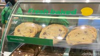 Puas makan yang gurih, jangan lupa coba cookies di Subway. Pilihan rasanya ada Chocolate Chips, Double Chocolate, Oatmeal Raisin, dan White Chip Macadamia Nut.