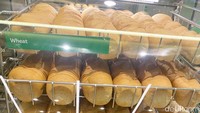 Hal pertama yang dilakukan saat memesan sandwich adalah memilih rotinya. Ada ukuran 6 feet (15 cm) atau a feet long (30 cm). Untuk jenisnya tersedia roti Wheat, Italian White, dan Honey Oat.
