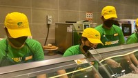 Proses meracik sandwich dilakukan langsung di hadapan pengunjung. Kamu pun bisa mengintip bagaimana sandwich artist meracik pesanan.