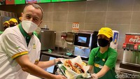 Anthony Cottan selaku Presiden Direktur PT Map Boga Adiperkasa Tbk menjanjikan Subway Indonesia autentik. Kami menghabiskan banyak waktu untuk memastikan menu di Subway Indonesia 100% autentik, penampilan dan rasanya, katanya.