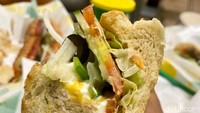 Buat kamu yang menanyakan seberapa tebal sandwich Subway, inilah jawabannya. Sayuran hingga dagingnya benar-benar diapit oleh roti yang tebal.
