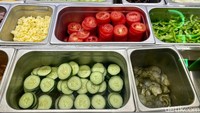 Deretan sayuran yang segar benar-benar memanjakan selera. Mulai dari selada, tomat, mentimun, hingga pickled (acar) tersedia sebagai pilihan.