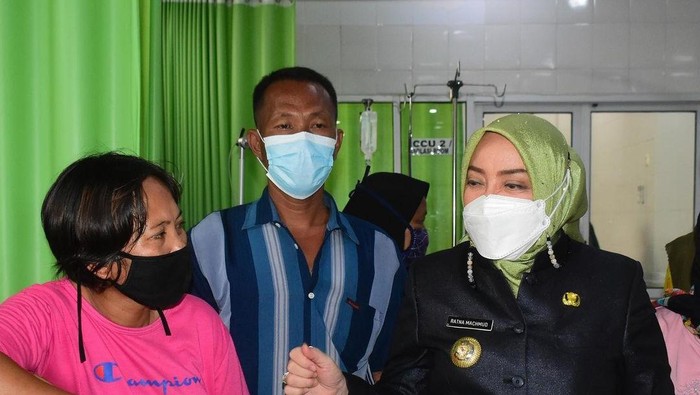 Bupati Musi Rawas saat cek bocah SD korban penganiayaan (dok. Instagram Ratna)