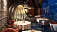 Wisatawan akan menaiki eskalator dan melewati aquarium kembar dan air mancur menari. (Jumeirah Group)