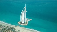 Burj Al Arab menjadi salah satu hotel paling eksklusif di dunia. Lokasinya terletak di tengah pulau. (iStock)