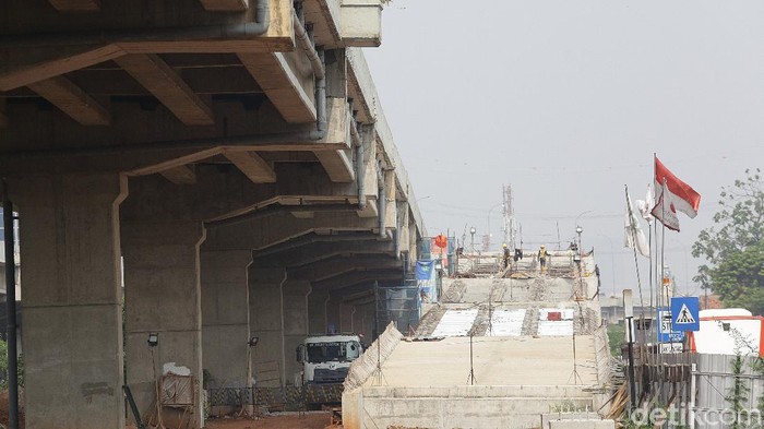 Pekerja menyelesaikan proyek pembangunan jalan Tol Becakayu (Bekasi, Cawang, Kampung Melayu) di Jakarta Timur, Rabu (13/10/2021).