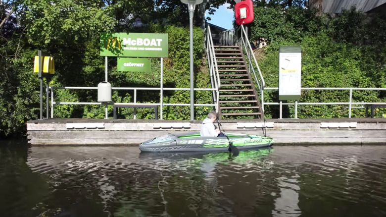 Cuma di Hamburg, Pesan Menu McDonald's Bisa dari Perahu di Atas Sungai!