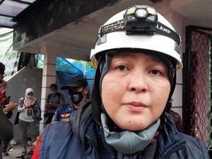 Cerita Damkar Wanita Dampingi Siswi Terimpit Crane selama Evakuasi di Depok