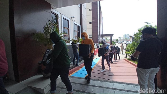 Debt collector pinjol ilegal dibawa ke Mapolda Jabar.