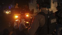 Pekerja kantor pinjaman online ilegal beserta barang bukti yang diamankan tersebut dibawa menggunakan dua bus dan dua truk Polisi menuju Polda Jawa Barat.  
