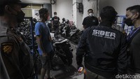 Petugas Kepolisian berjaga di depan kantor saat penggerebekan dan penggeledahan lokasi kantor pinjaman online di Sleman, Yogyakarta, Kamis (14/10/2021).   
