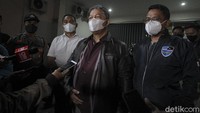 Direktur Reserse Kriminal Khusus Polda Jabar Kombes Arief Rahman (kedua kanan) bersama dengan Kabid Humas Polda DIY Kombes Pol. Yuliyanto (kedua kiri) memberikan keterangan kepada awak media di lokasi penggerebekan kantor pinjaman online ilegal di Sleman, Yogyakarta.   