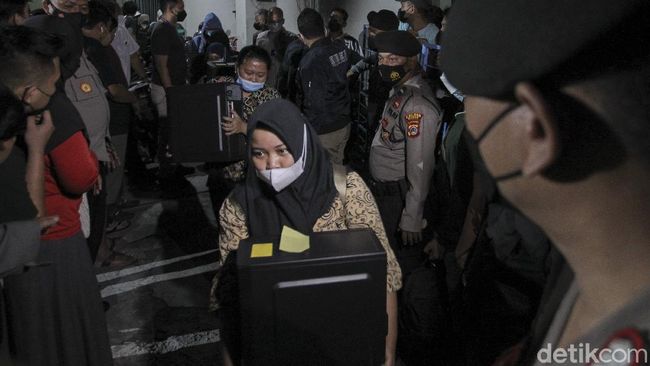 Detik-detik Polisi Gerebek Kantor Pinjol Ilegal di Yogyakarta