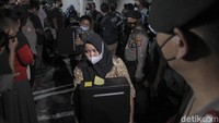 Para pekerja yang diamankan membawa PC (personal computer) dan laptop sebagai barang bukti menaiki bus dan truk untuk selanjutnya dibawa menuju Polda Jawa Barat.  