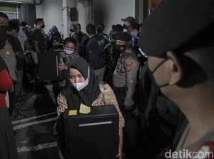 Gaji Karyawan Pinjol Ilegal Terungkap Usai Kantornya Digerebek Polisi